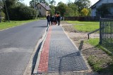 Mieszkańcy miejscowości Lipnica w gminie Małogoszcz mogą się cieszyć z nowego chodnika. Powstało 200 metrów drogi (ZDJĘCIA)
