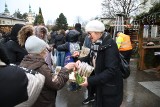 Miejska wigilia dla kielczan i gości na placu Artystów w Kielcach. Mnóstwo ludzi. Potrawy wydawał prezydent Bogdan Wenta i jego zastępcy