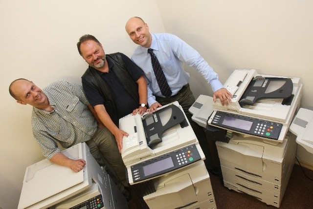 Lucjan Tymiński (w środku) od trzynastu lat sprzedaje i serwisuje urządzenia biurowe. Do współpracy zaprosił synów: Jarosława (z lewej) i Jacka