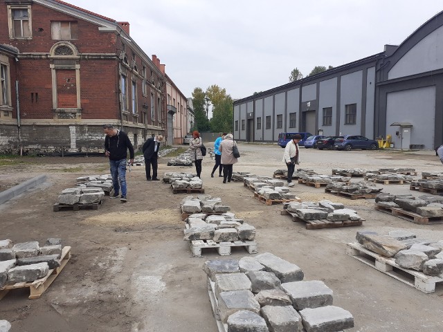 "Będzińskie macewy - powrót po 50 latach" - wystawa na terenie byłej Huty BędzinZobacz kolejne zdjęcia. Przesuwaj zdjęcia w prawo - naciśnij strzałkę lub przycisk NASTĘPNE