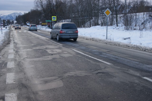 Zakopianka prowadząca przez Biały Dunajec pełna jest dziur i kolein. Każdy kierowca wie, że jeździ się tutaj niebezpiecznie Fot: Tomasz Mateusiak