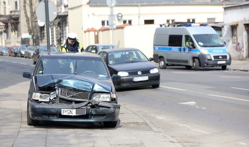 Pijany kierowca na ul. Wólczańskiej wjechał w stojące...