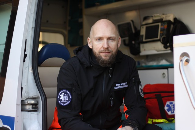 - W naszych ambulansach typu T druhowie wykonują czynności na poziomie kwalifikowanej pierwszej pomocy - mówi Krzysztof Wiśniewski z WSPR Bydgoszcz (na zdjęciu).