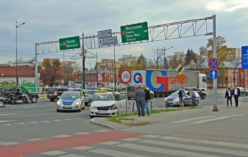 Wypadek na Piłsudskiego przy Wydawniczej w Łodzi. Zderzenie taksówki z alfą [ZDJĘCIA, FILM]