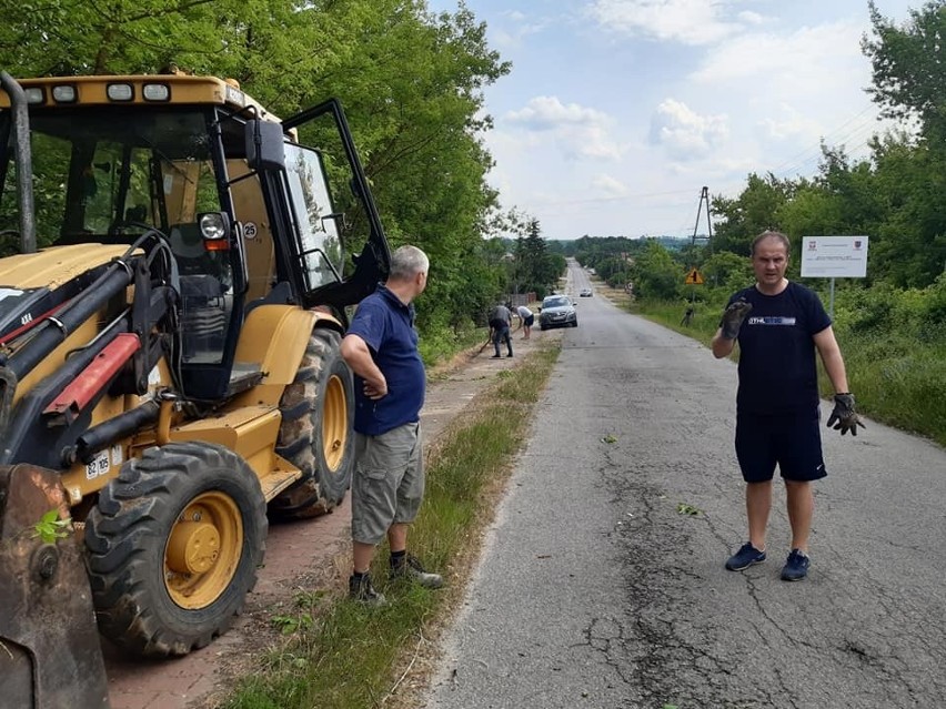 Przewodniczący Rady Powiatu Mariusz Pasternak wycinał gałęzie przy drodze. Zobaczcie zdjęcia