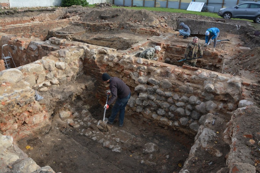 W Sulechowie odkopano 12 szabel, 26 bagnetów oraz wiele...