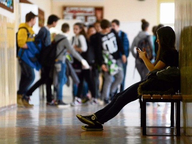 Według interpretacji Sądu Najwyższego, na którą powołuje się kurator, dyżur uczniowski to strata zajęć edukacyjnych, a za organizowanie takich dyżurów bez nadzoru nauczyciela grożą konsekwencje