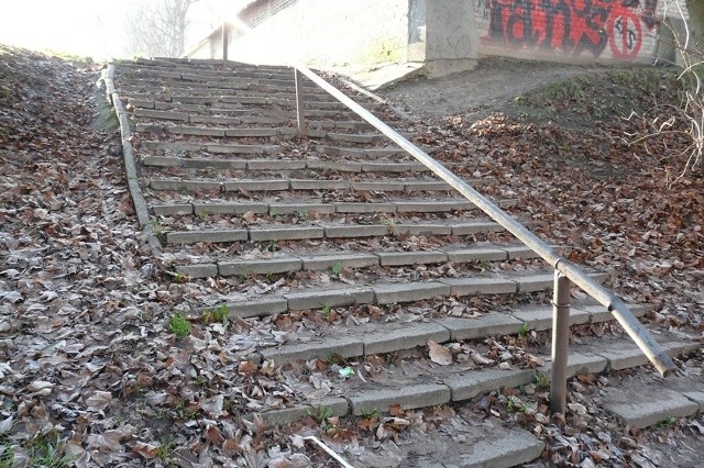 Schody na osiedlu Okrzei są niczyje, a przynajmniej nikt się do nich nie przyznaje.