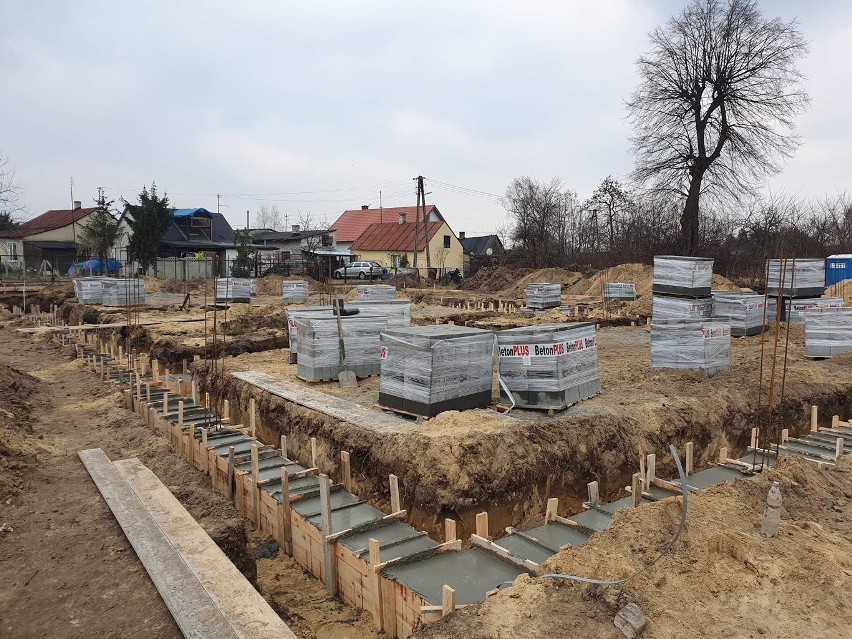 Będzie nowa strażnica i świetlica w Suchej w gminie Białobrzegi. Wykonawca ruszył z pracami, są już fundamenty budynku