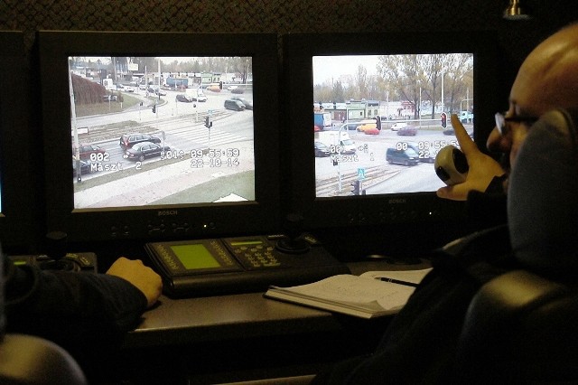 Policjanci rejestrują zachowania kierowców w mobilnym centrum monitoringu