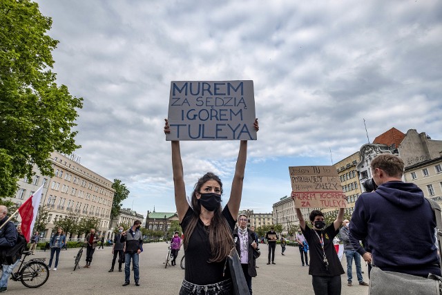 "Dziś Tuleya, jutro Ty" - pod takim hasłem w poniedziałek po południu odbyła się manifestacja Komitetu Obrony Demokracji na placu Wolności w Poznaniu. Osoby, które się na niej pojawiły, wyraziły w ten sposób swoje wsparcie dla sędziego Igora Tulei, który niejednokrotnie krytykował zmiany wprowadzane przez PiS w sądownictwie. We wtorek rano Izba Dyscyplinarna Sądu Najwyższego ma podjąć decyzję w sprawie uchylenia jego immunitetu.Kolejne zdjęcie -->