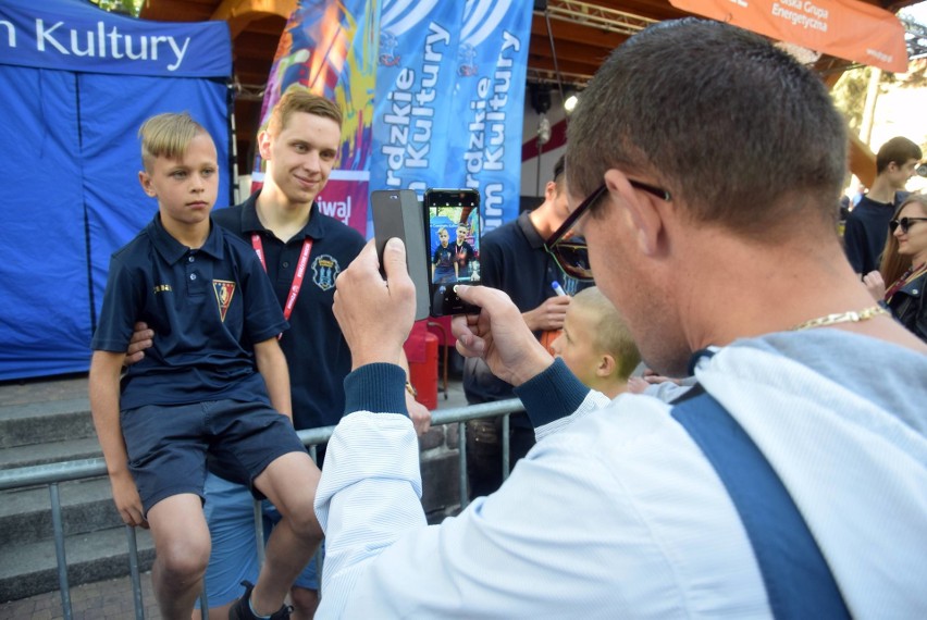 Spójnia Stargard świętowała z kibicami awans do ekstraklasy. Wystrzeliły fajerwerki, polał się szampan 