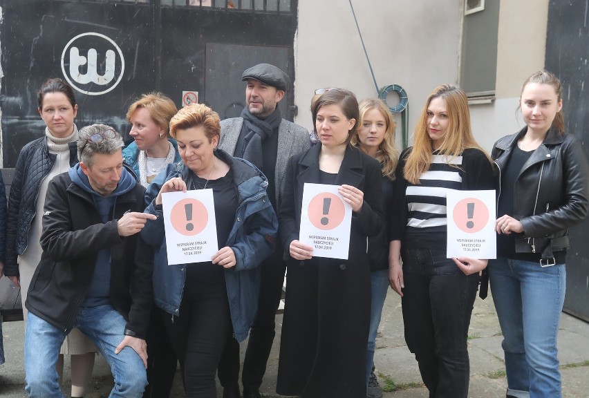 Akcja Wielka Środa dla Nauczycieli. Teatr Współczesny w Szczecinie wsparł strajkujących nauczycieli