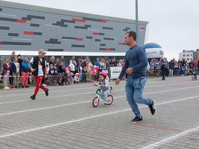 Przed Halą Widowiskowo-Sportową w Koszalinie rozpoczęły się 64. Dziecięce Wyścigi Rowerkowe Głosu Koszalińskiego.