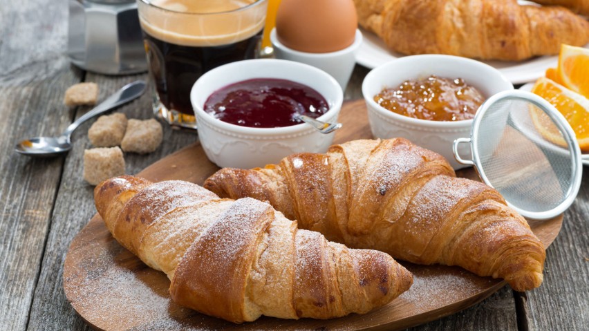 Francuskie śniadanie to przede wszystkim świeże pieczywo –...