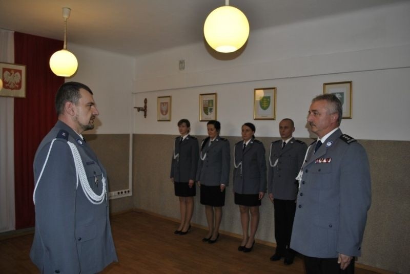 Akty mianowania wręczył nowym policjantom insp. Andrzej...