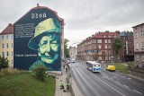 Kolejny mural przyozdobił Słupsk. Portret Wisławy Szymborskiej powstał na ścianie kamienicy przy ul. Kołłątaja [ZDJĘCIA]