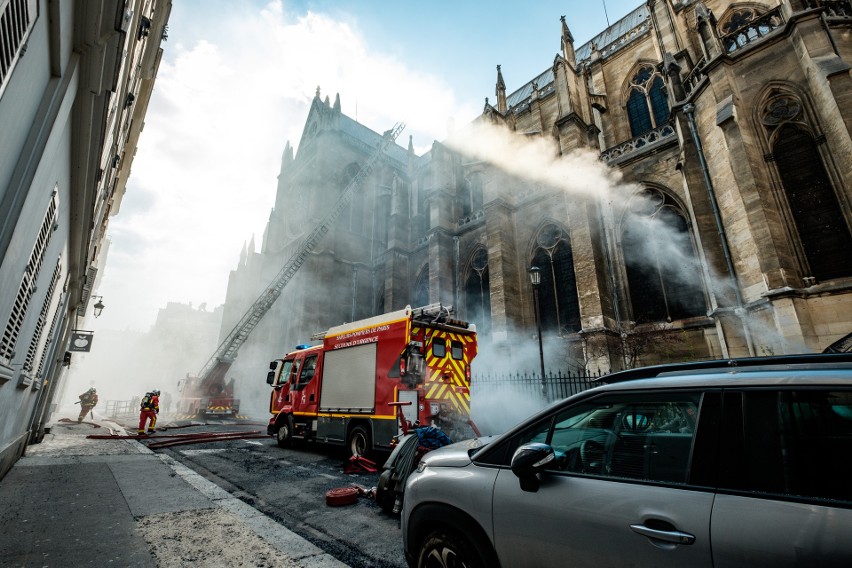 Triumf odwagi strażaków i modlitwy wiernych. Widowiskowy film "Notre-Dame płonie" w kinach od 19 sierpnia 