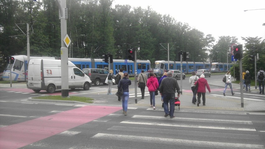 Wrocław: Awaria tramwajów na skrzyżowaniu ul. Legnickiej i Milenijnej (ZDJĘCIA)