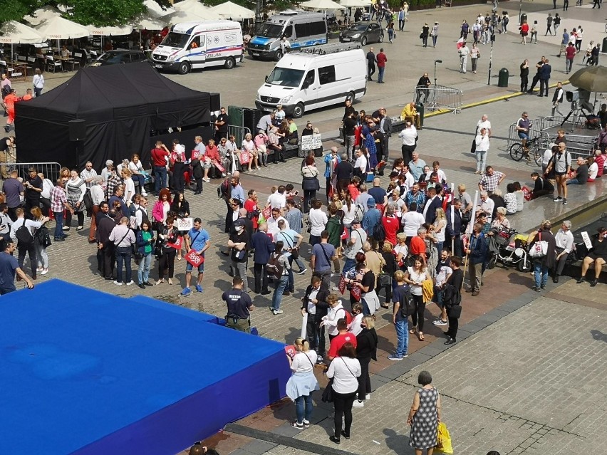 Kraków. Wiec wyborczy Andrzeja Dudy wstrzymany z powodu deszczu. Tłumy ludzi z parasolkami czekają na Rynku Głównym [ZDJĘCIA, WIDEO]