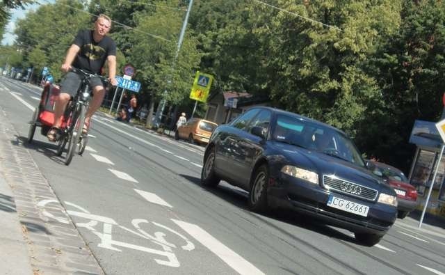 Ścieżka rowerowa po jednej i drugiej stronie Legionów "zabrała" nieco jezdni kierowcom. Na tym zdjęciu brakuje jeszcze tramwaju, którego szyny prowadzić będą po pasie ruchu przeznaczonym także dla aut. Czy takie rozwiązanie nie wpłynie negatywnie na bezpi