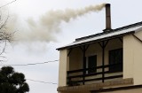 Mieszkańcy Kielc alarmują: "Z komina domu radnej unosi się gęsty dym". Joanna Winiarska wyjaśnia sprawę