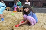 Chorzów: Dzieci bawią się na plaży w centrum miasta ZDJĘCIA