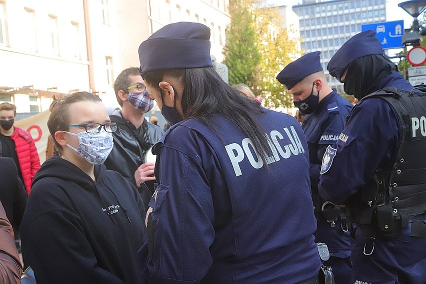 Policja będzie karać demonstrantów po marszu w Łodzi. Policjant rzucił na ziemię człowieka, który go wyzwał. Inni dostaną wnioski do sądu
