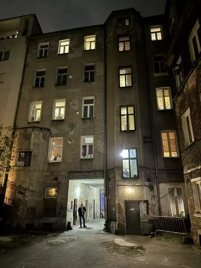W poniedziałek, 15 kwietnia br. w godzinach wieczornych w budynku przy ulicy Ząbkowskiej 28 znalezione zostało ciało kobiety
