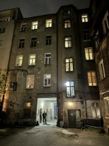 Ciało 34-letniej kobiety na klatce schodowej. Znów w Warszawie