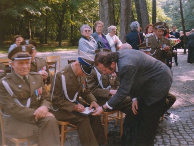 Jan Mindik poznał Józefa Skowrona podczas uroczystości na Westerplatte w 1993 roku (na zdjęciu podczas rozmowy). Fot. Archiwum 