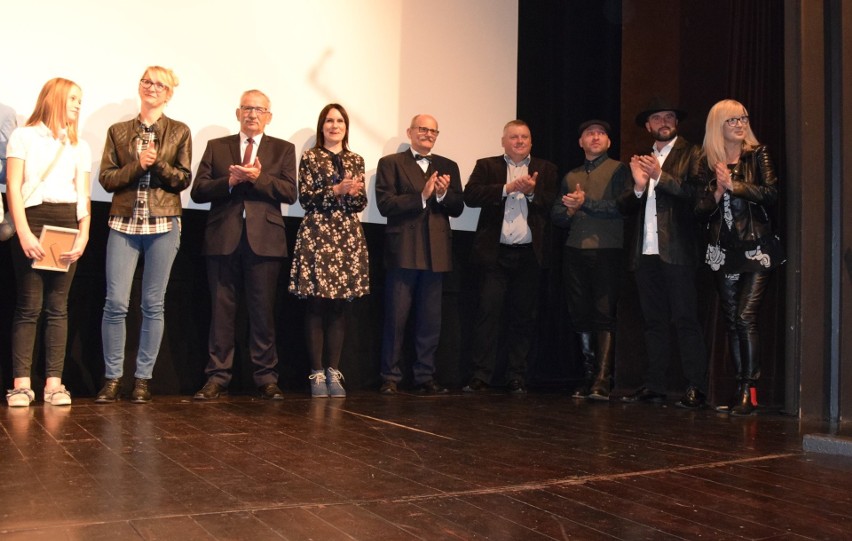 Takich tłumów na premierze może Mirkowi Ganobisowi pozazdrościć wielu reżyserów. Premiera „Oświęcimskiego kartelu rybnego” przy pełnej sali 