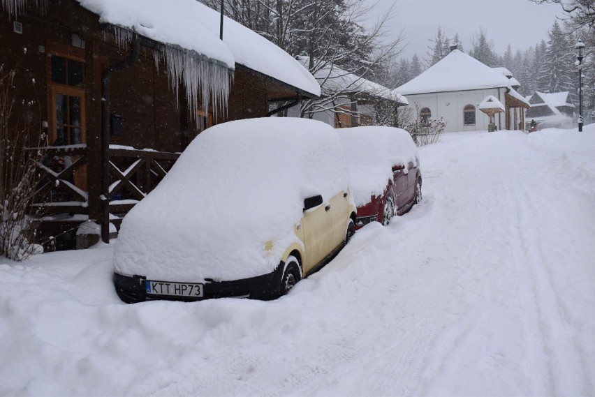 Atak zimy na Podhalu. Zasypane samochody i drogi. W górach zaspy sięgające nawet dwóch metrów