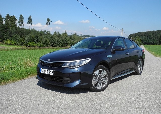 Kia Optima Plug-in HybridGłównym elementem hybrydowego zespołu napędowego w tym aucie jest czterocylindrowy silnik 2.0 GDI o mocy 156 KM oraz silnik elektryczny o mocy 50 kW, który może napędzać Optimę samodzielnie.Fot. Wojciech Frelichowski