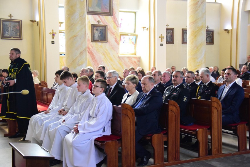 Święto Konstytucji 3 maja i uroczystości odpustowe w kościele Matki Bożej Królowej Polski w Nowej Dębie. Biskup poświęcił nowe organy