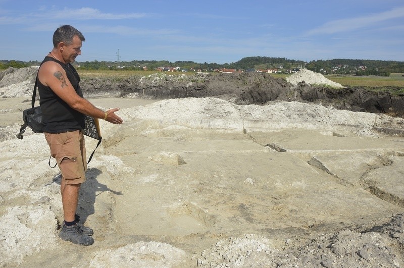 Dariusz Greń, archeolog, kierownik wykopalisk wskazuje gdzie...