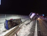 Na S19 w Nienadówce laweta uderzyła w bariery. Dwa pojazdy spadły z platformy