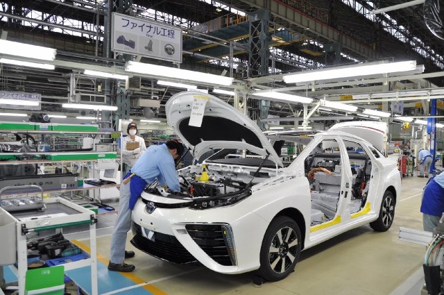 Toyota Mirai Aby zmniejszyć koszty produkcji, Toyota zamierza zrewidować wszystkie elementy napędu na ogniwa paliwowe i ograniczyć liczbę czynności wykonywanych ręcznie. Powstanie też osobna linia produkcyjna dla nowego modelu, co pozwoli zwiększyć produkcję i ograniczyć koszty. Fot. Toyota