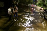 Awaria wodociągowa na Szczepinie. Woda zalała ulicę, mieszkańcy bez wody [ZDJĘCIA]