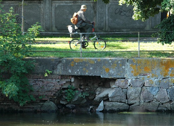 Dziura w murach oporowych Parsęty naprzeciwko starego szpitala. 