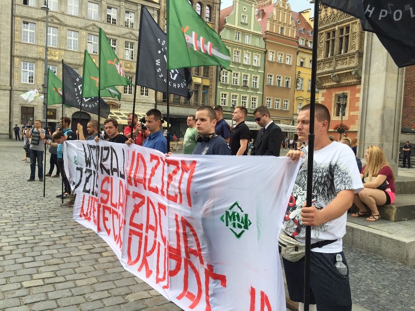 Protesty we Wrocławiu: "Wczoraj nazizm, dziś islamizacja" oraz "Wrocław wita uchodźców" [ZDJĘCIA]