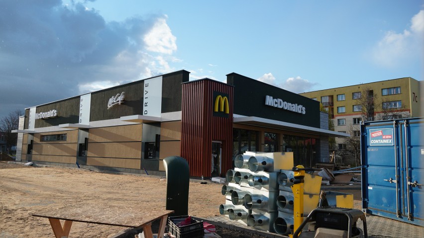 Nowy McDonald's w Bielsku Podlaskim. Budowa restauracji zbliża się do końca. Jest już maszt z charakterystycznym logo [ZDJĘCIA, WIDEO]