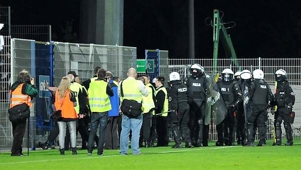 Policjanci musieli wtargnąć na płytę boiska, by uspokoić pseudokibiców. Mecz został przerwany.
