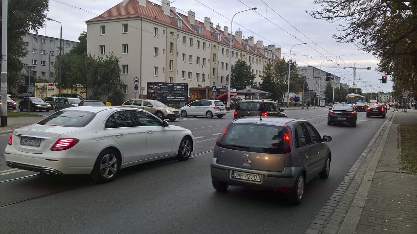 Wiecznie zakorkowany zjazd z ul. Grabiszyńskiej w al. Pracy