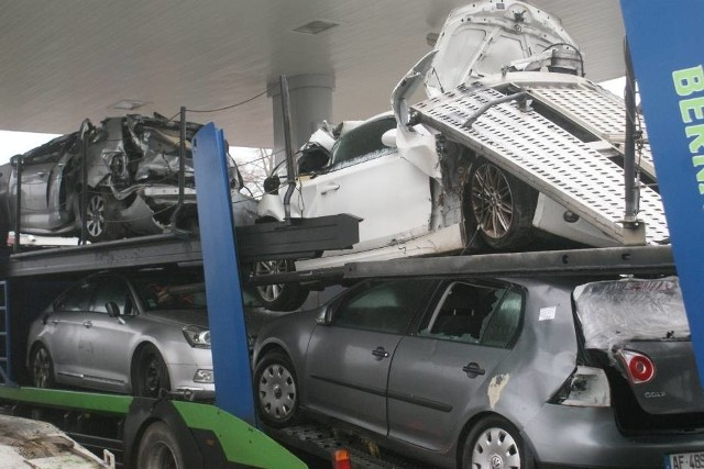 Kierowca nie zauważył znaku ograniczającego do 3,5 metra dopuszczalną wysokość pojazdów, jakie mogą przejechać pod wiaduktem.