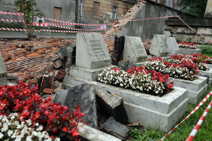 Runął mur na cmentarzu Rakowickim w Krakowie [ZDJĘCIA]