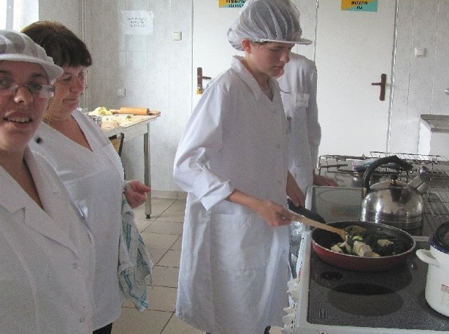 Podczas zajęć praktycznych Justyna Śmitkowska uczyła się sztuki gotowania pod okiem trenerki Elżbiety Możdżeń.