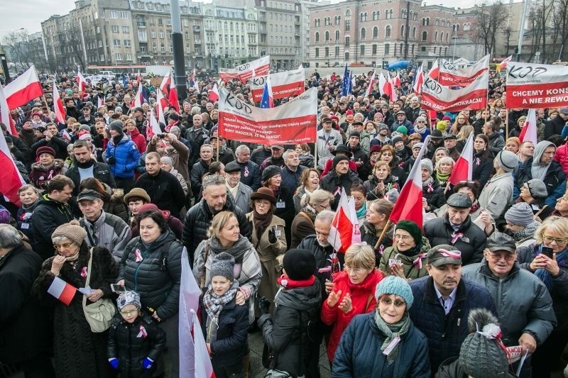 Awantura o prąd na manifestacji KOD - zużyli energii za 1 zł i 18 groszy!