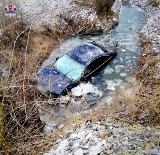 Krasnystaw. Pijany 21-latek zakończył jazdę w rowie melioracyjnym skutym lodem. Trafił do szpitala