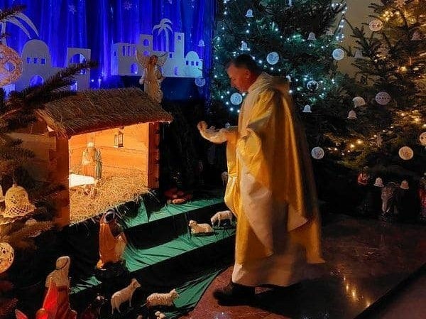 Zdjęcia bożonarodzeniowego wystroju kościoła pod wezwaniem...